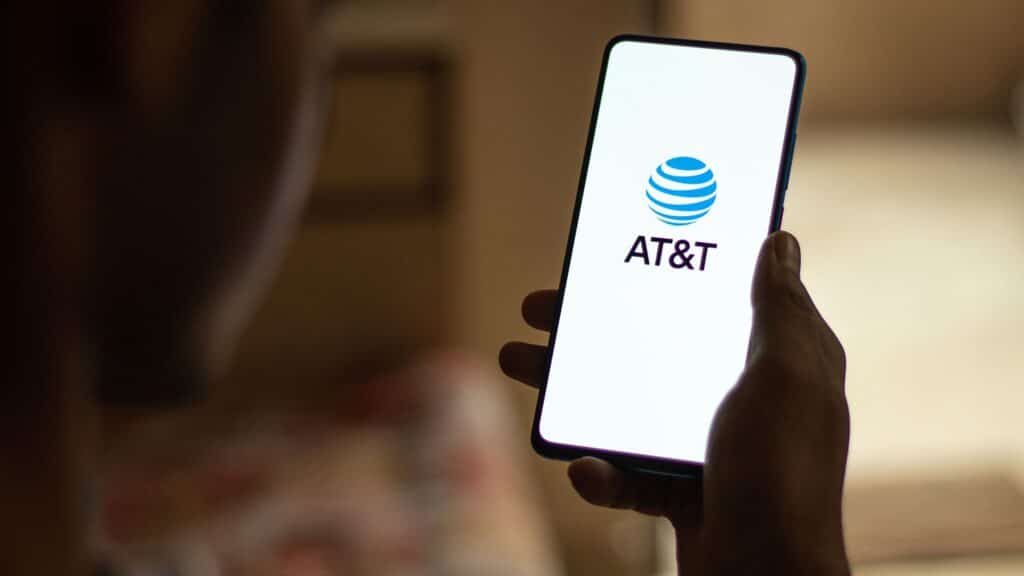 one-of-the-biggest-mobile-carriers-now-lets-your-family-members-help-pay-the-bill