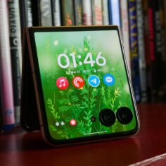 motorola-razr-ultra-(2025)-review:-pretty,-impressive,-pretty-expensive