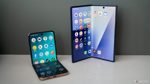 5-simple-reasons-i’ll-always-pick-a-clamshell-over-book-style-folding-phone