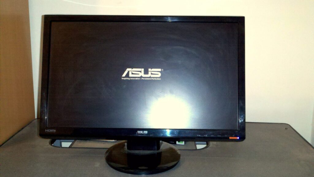 this-one-cleaning-habit-destroys-every-computer-monitor-(you-do-it-too)