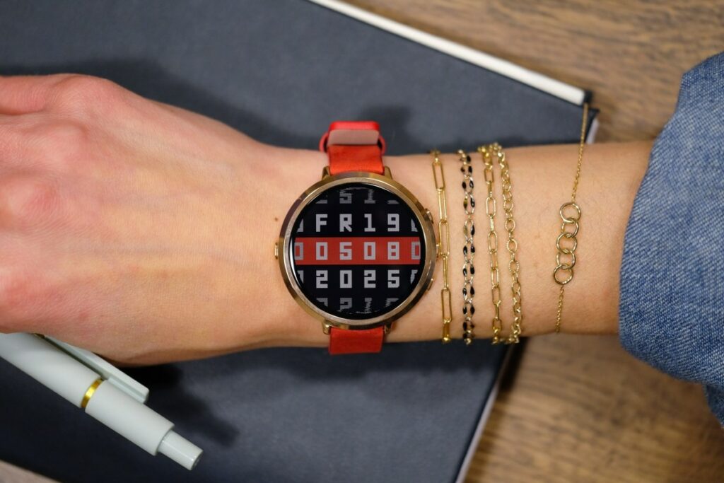 pebble-revives-its-thinnest-watch-–-and-it-lasts-10x-longer-than-an-apple-watch